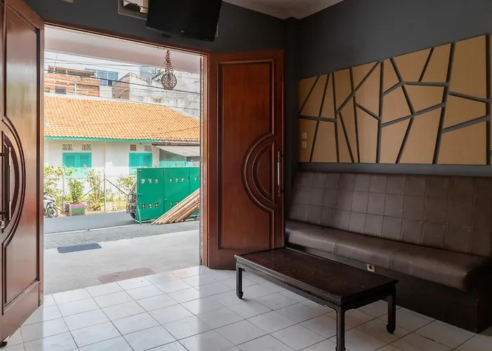Oyo 1111 Passer Baroe Inn Jakarta